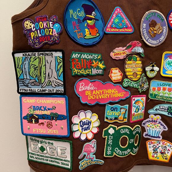 GIRL SCOUT Brownie Vest Sz MD Multiple Patches & Pins Attached Can Be Repurposed - Picture 7 of 9